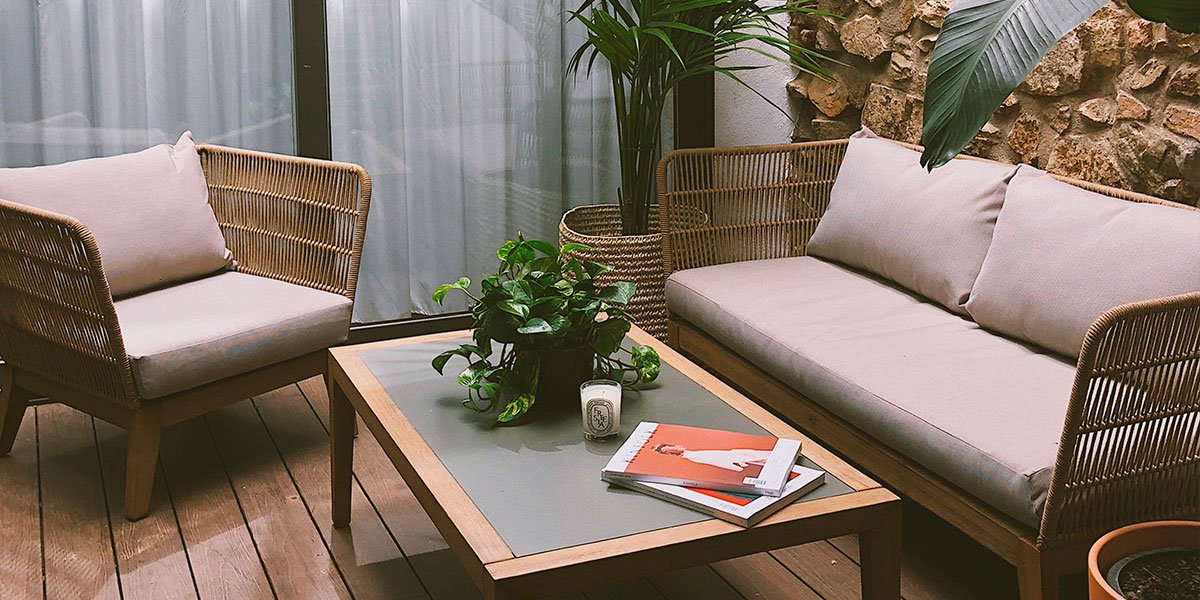 portada-nina-urgell-casa-patio-interior-muebles-exterior-kave-home.jpg